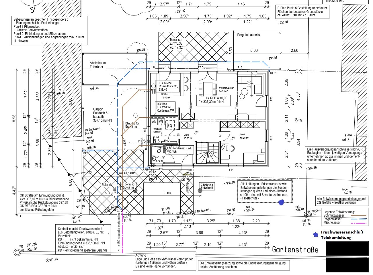Detaillierter Grundrissplan eines Hauses mit Terrassen und Räumen