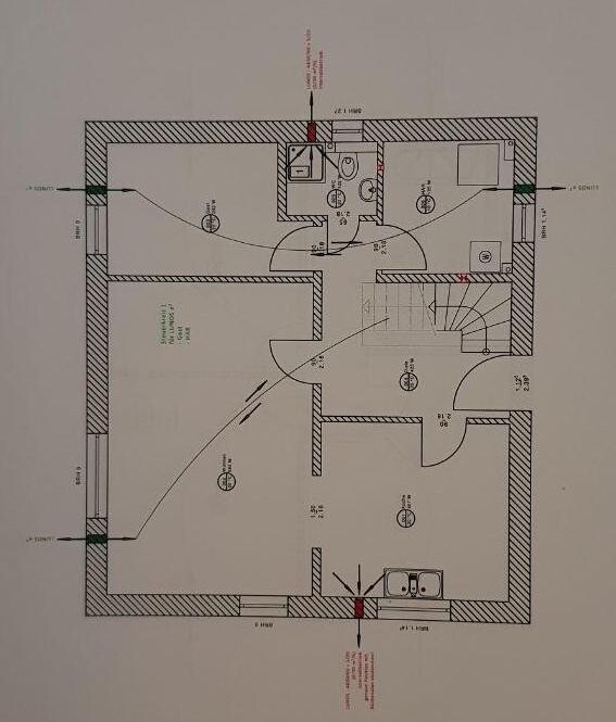 Detaillierter Grundrissplan eines Hauses mit Treppe, Türen und Zimmern