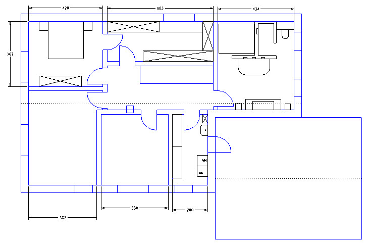 2D Grundriss eines Hauses mit Türen, Fenstern und Innenaufteilung in Blau
