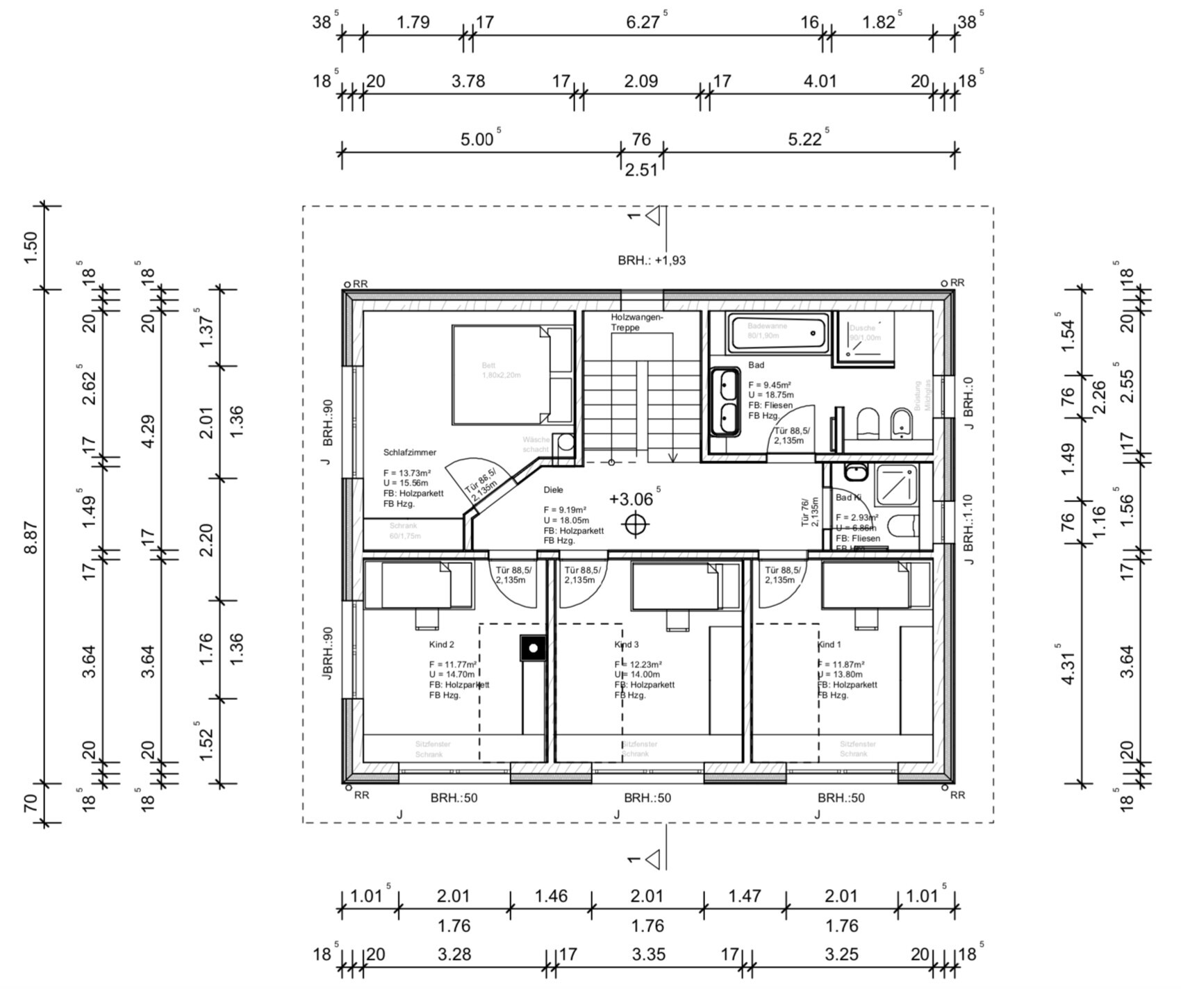 Grundriss eines Hauses mit zentraler Treppe, Schlafzimmer, drei Kinderzimmern und Bad.