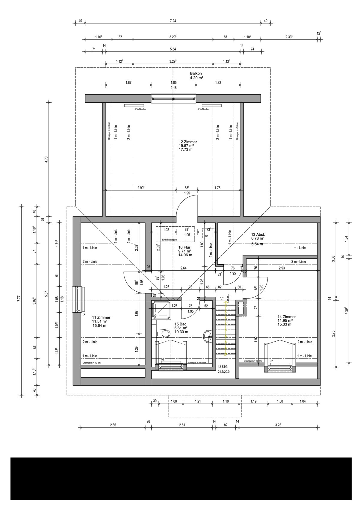 Detaillierter Grundriss eines Mehrzimmer-Hauses mit Balkonanlage, Türen und Wänden.