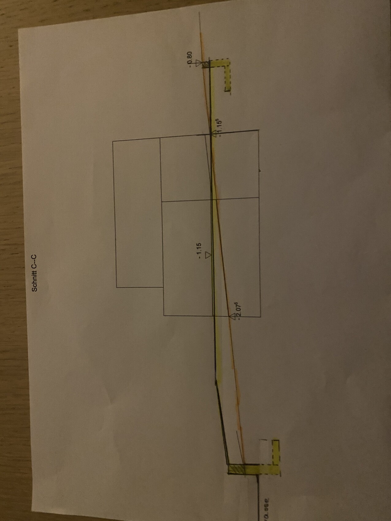 Technische Zeichnung: Schnitt C-C mit rechteckigen Bauteilen und gelb markierter Linie.