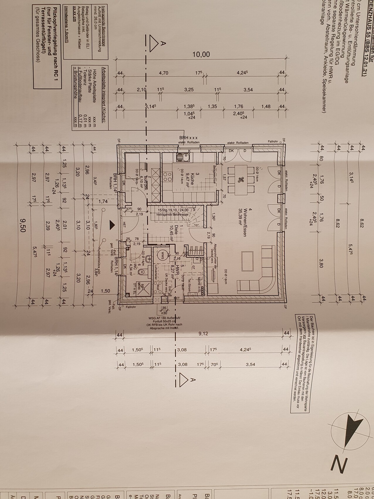Grundriss eines Hauses mit Küche, Wohnzimmer, Flur und Maßangaben