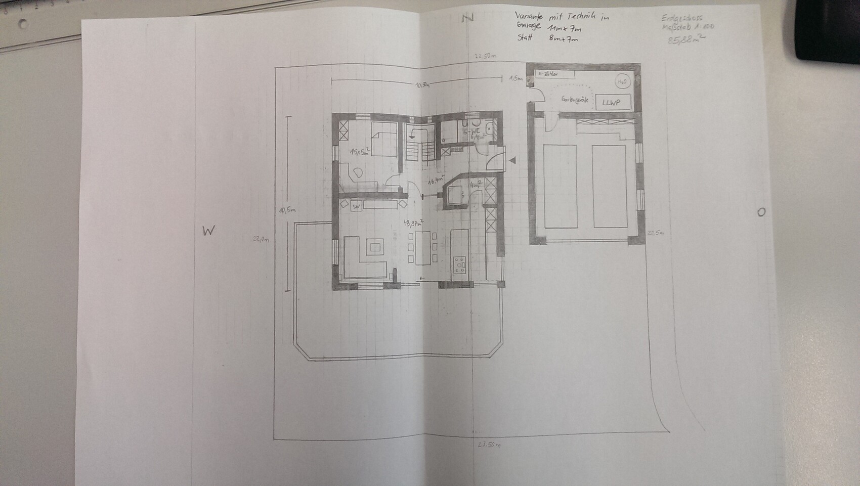 Handgezeichnetes Hausgrundriss-Schema mit Zimmern, Türen und Treppen.