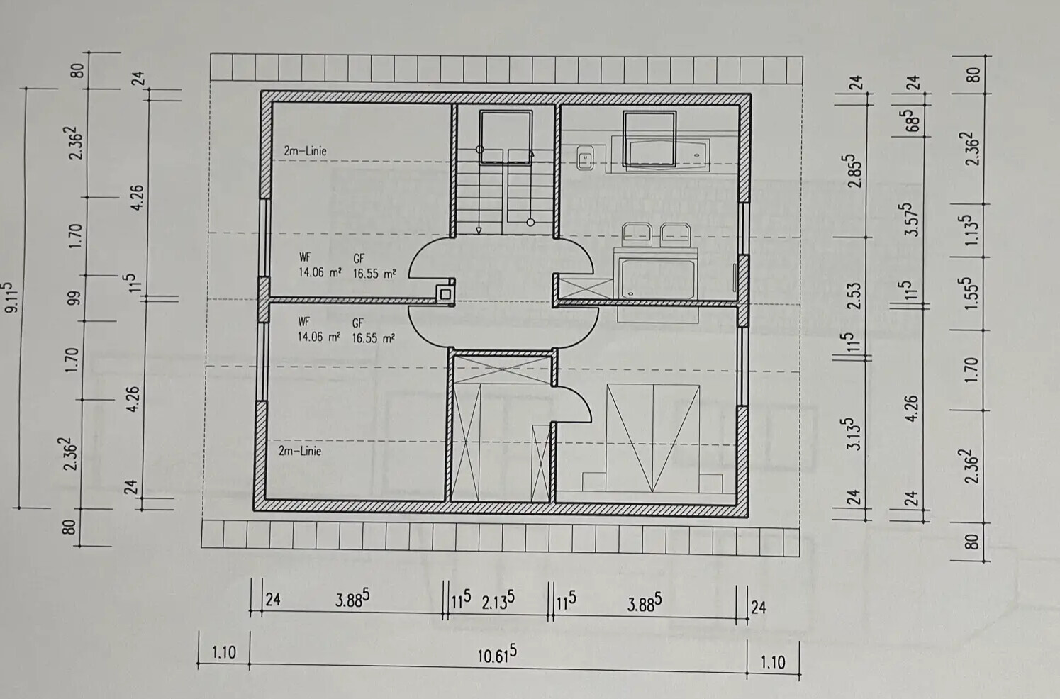 Grundriss eines Obergeschosses: zentrales Treppenhaus, zwei Zimmer links, Wohnbereich rechts.