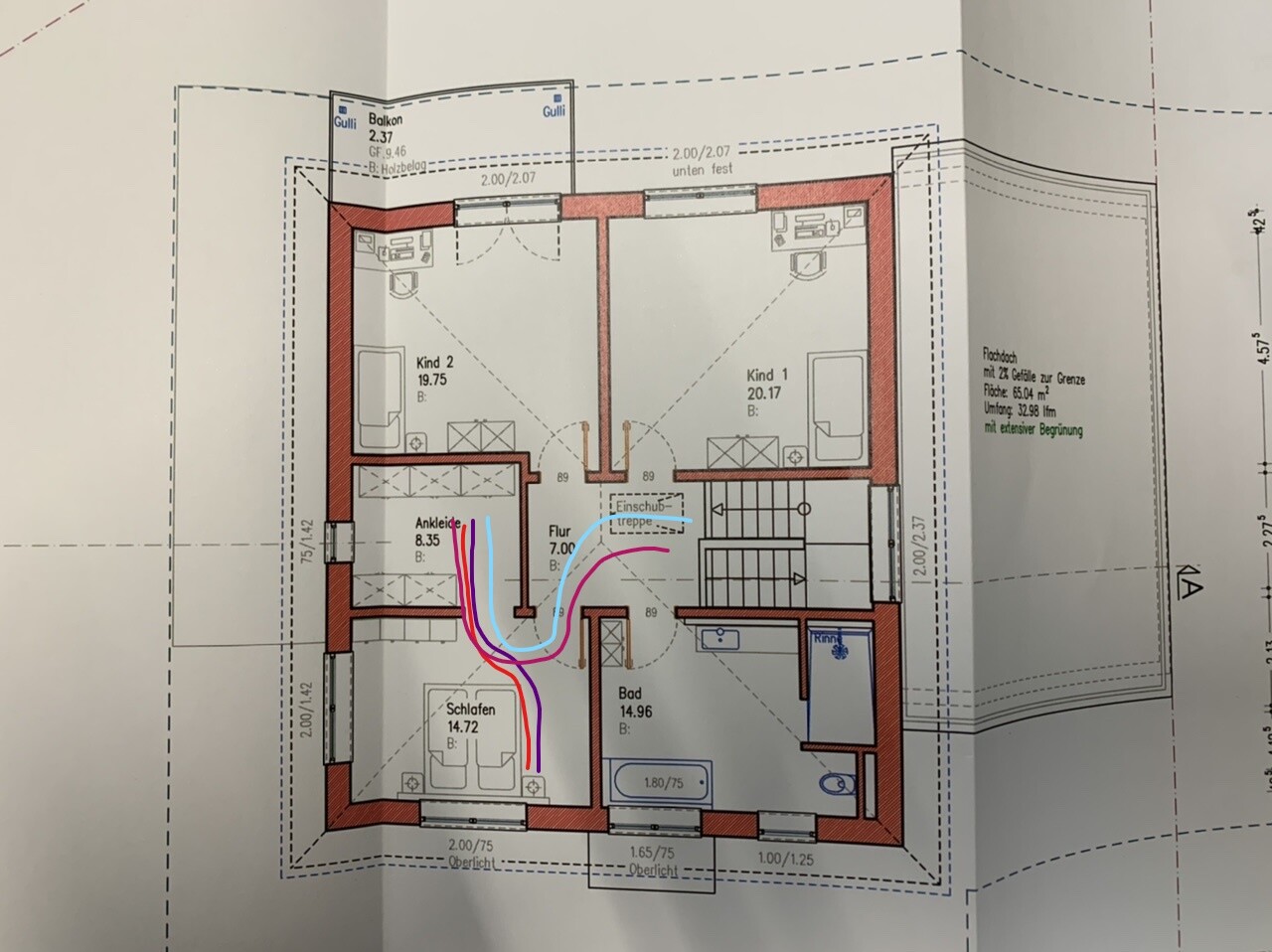 Grundriss eines Hauses mit zwei Kinderzimmern, Schlafzimmer, Ankleide, Flur und Bad.
