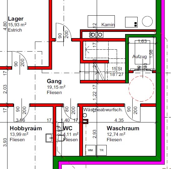 Grundriss eines Gebaeudes: Lager, Gang, Hobbyraum, WC, Waschraum, Aufzug und Kamin.