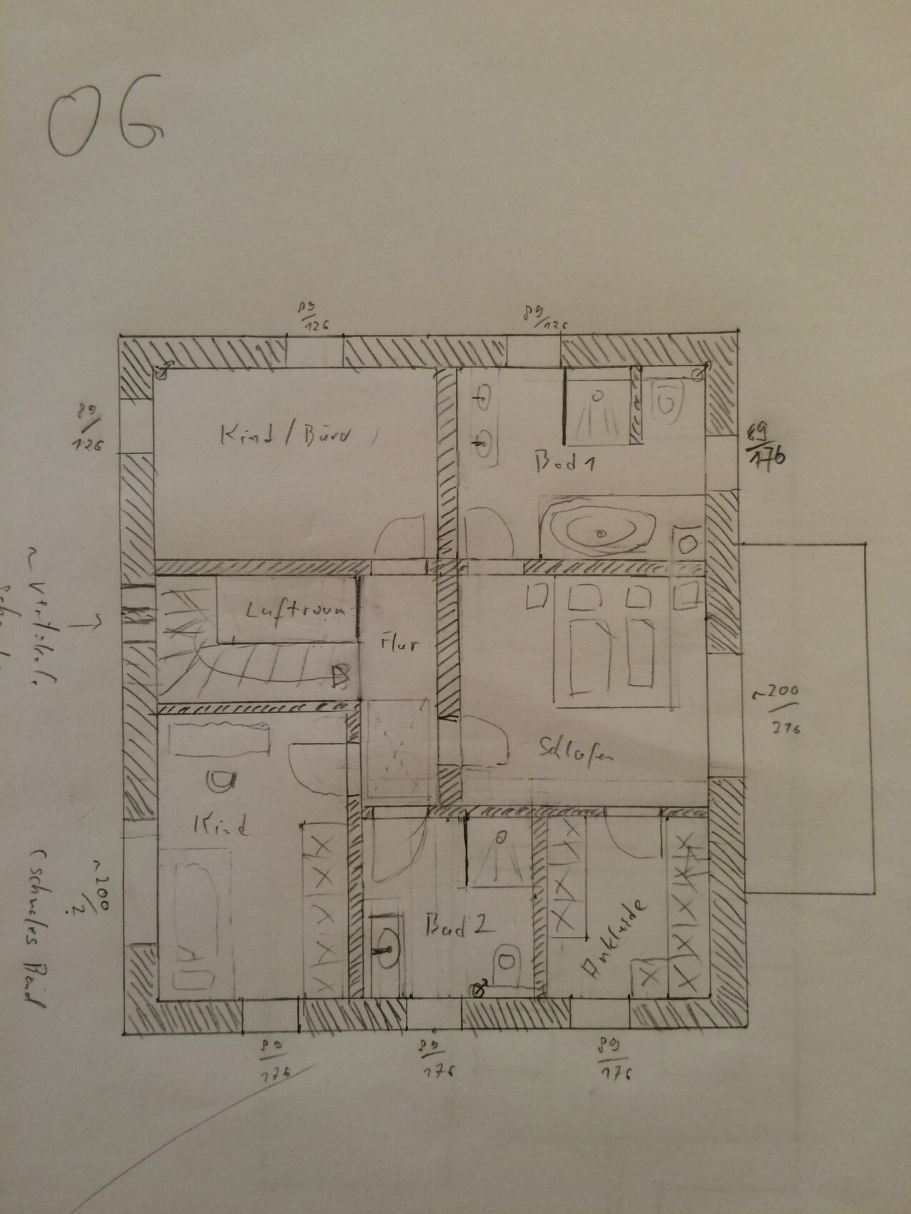 Handgezeichnete Grundriss-Skizze eines Hauses mit Zimmern, Flur und Bad.