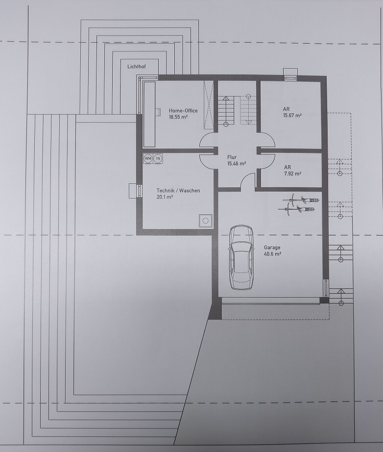 Grundriss Kellergeschoss: Garage mit Auto, Home-Office, Technik/Waschen, Flur, 2 AR, Treppen.
