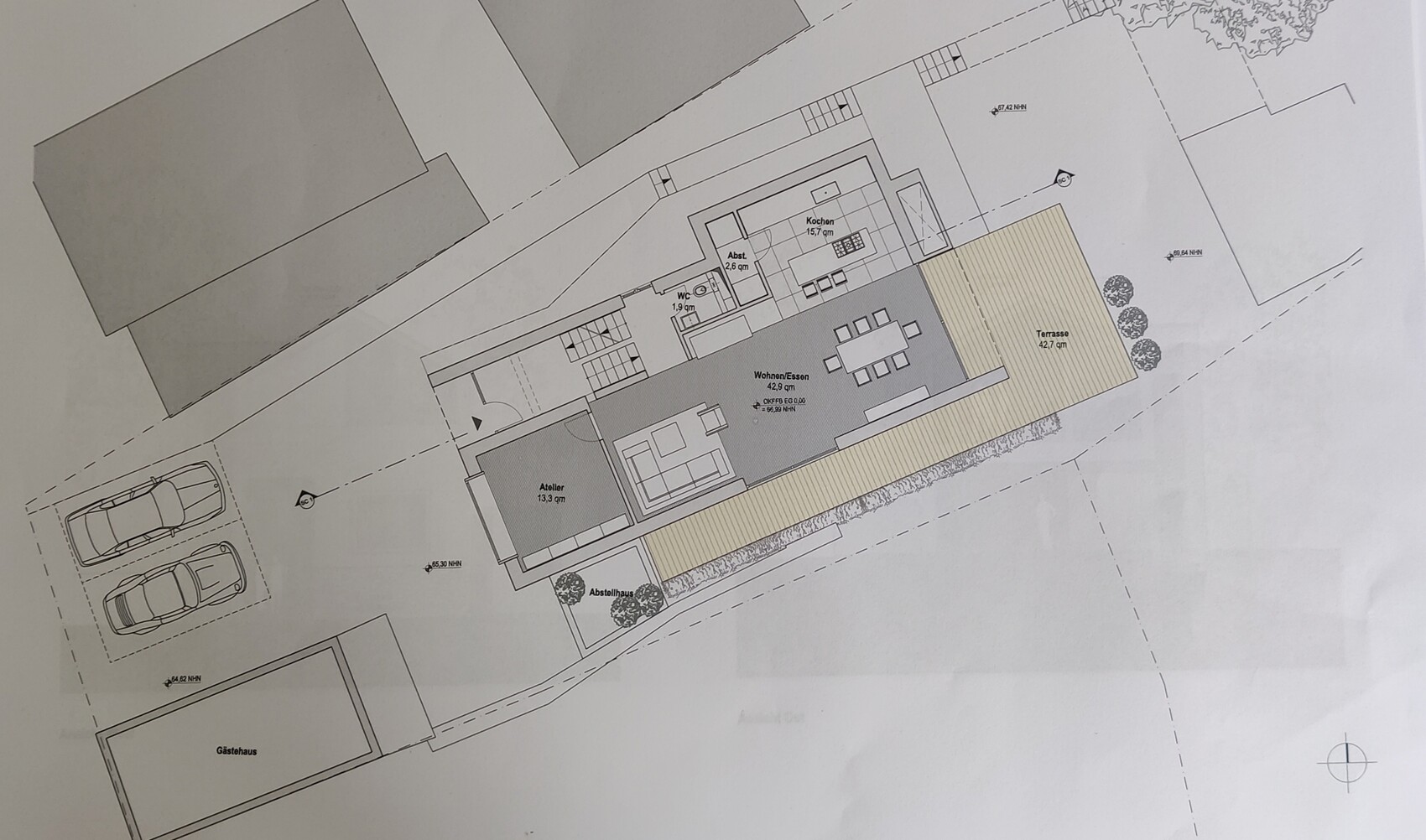 Grundriss eines Wohnhauses mit Terrasse, Küche, Wohnen/Essen, Atelier, Abstellraum, Gästehaus.