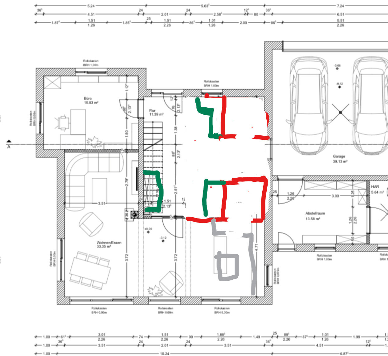 Grundriss eines Hauses: Erdgeschoss mit Garage, Büro, Wohn-/Essbereich; Rot/Grün Markierungen.