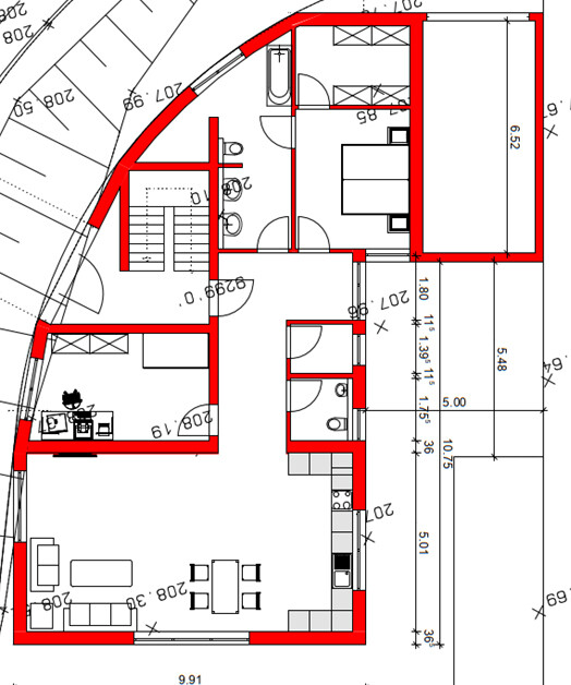 Grundriss eines Gebäudes mit roter Umrandung; Räume, Türen und Möbel.