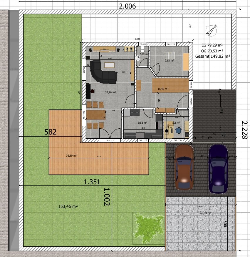 Grundriss eines Hauses: Wohnzimmer, Küche, Schlafzimmer, Bad, Garten und zwei Parkplätze.
