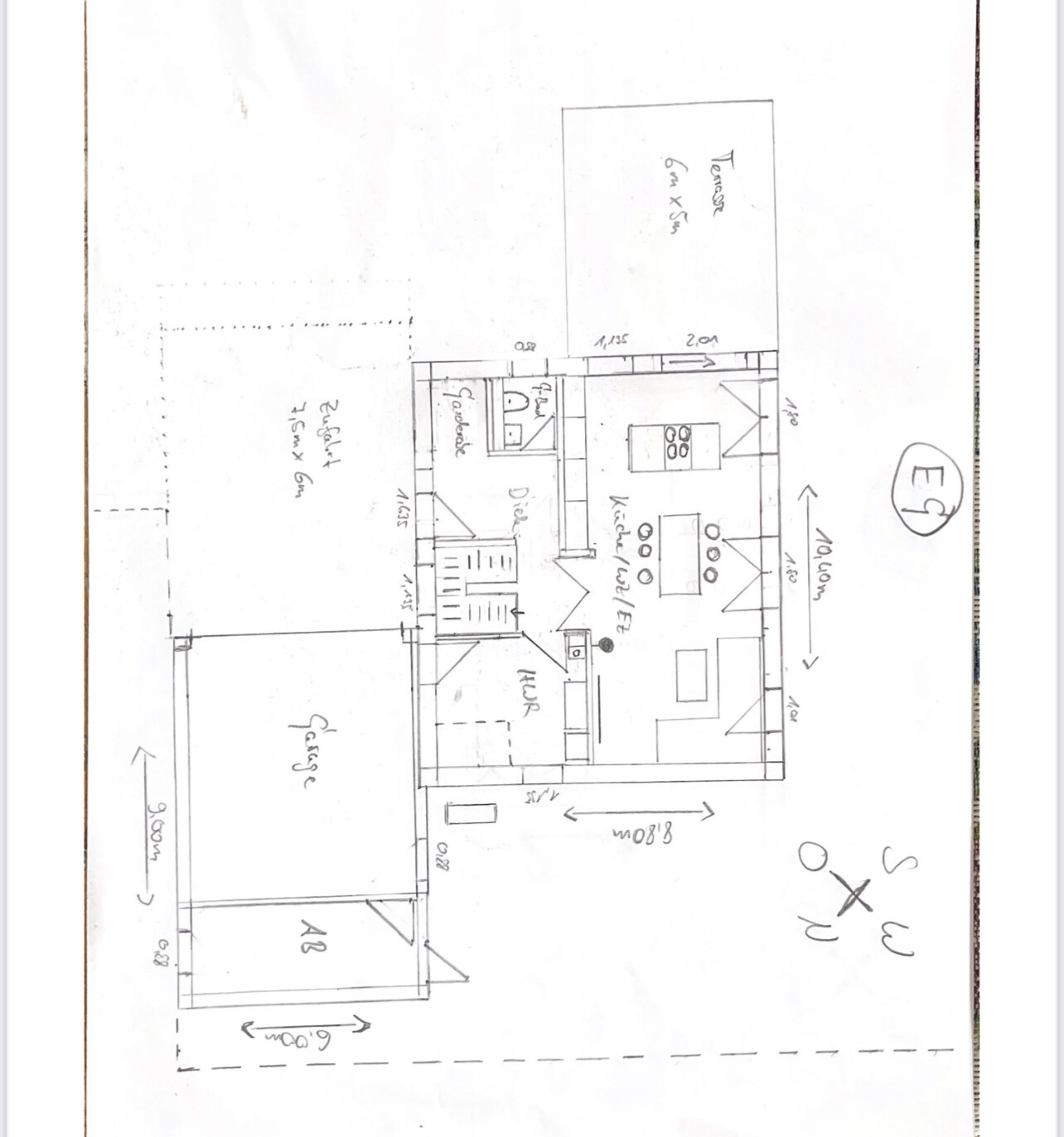 Handgezeichnete Hausgrundriss-Skizze mit Garage, Küche, Wohnzimmer und Treppen