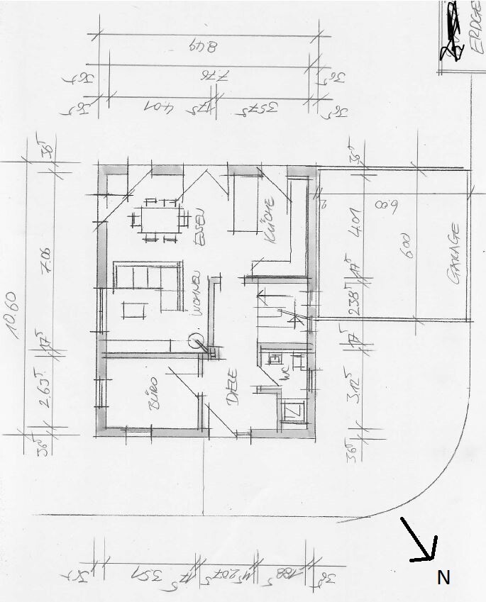 Grundriss eines Hauses mit Zimmern, Fluren, Türen, Maßen und Nordpfeil.