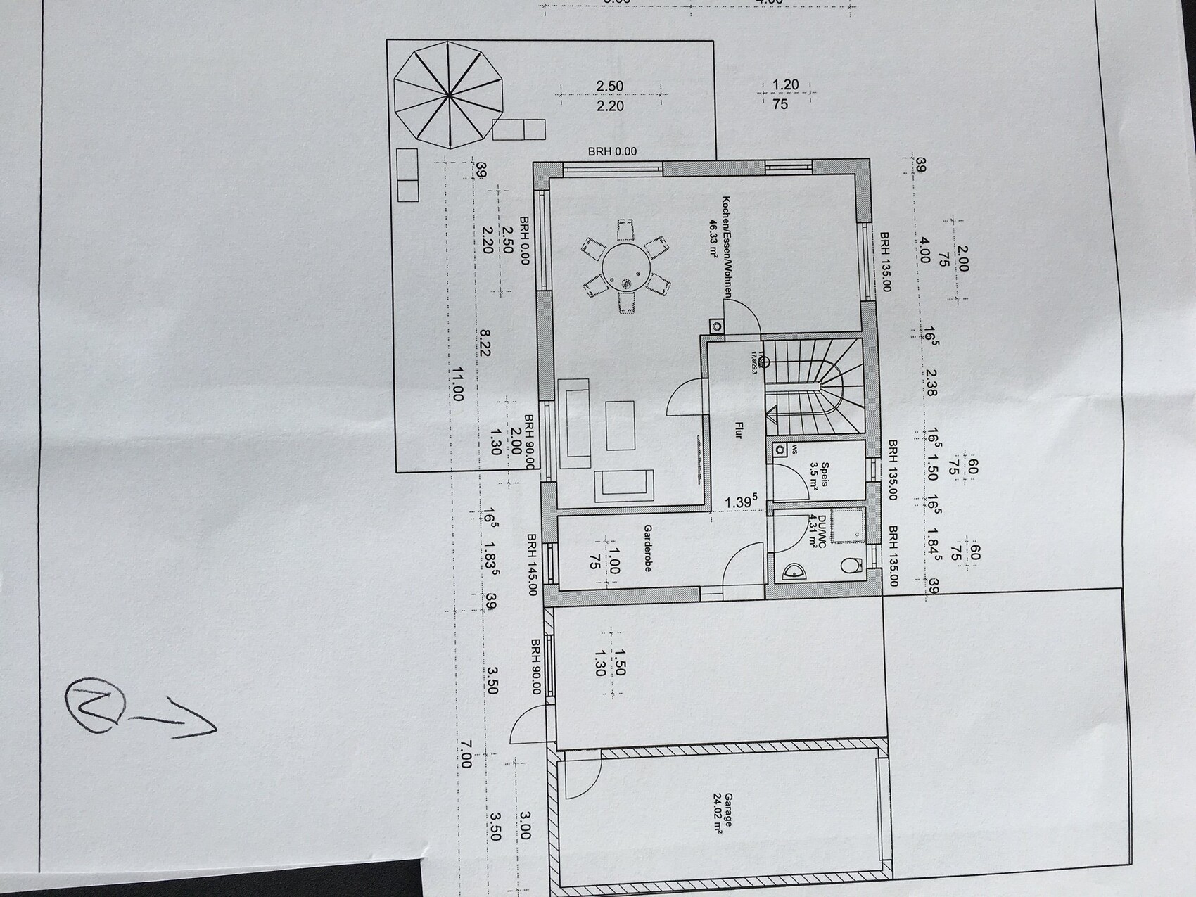 Grundrissplan eines Wohnhauses mit Küche, Essecke, Wohnzimmer, Treppe und Badezimmer
