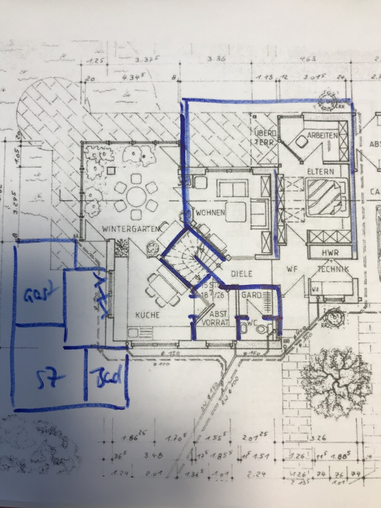 Grundrissplan eines Hauses mit Küche, Wohnen und Wintergarten