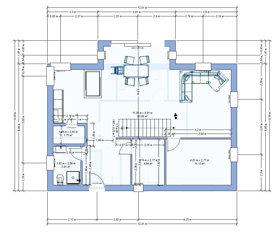 Grundriss eines Hauses mit Räumen, Türen, Treppen, Möbeln und Maßangaben.