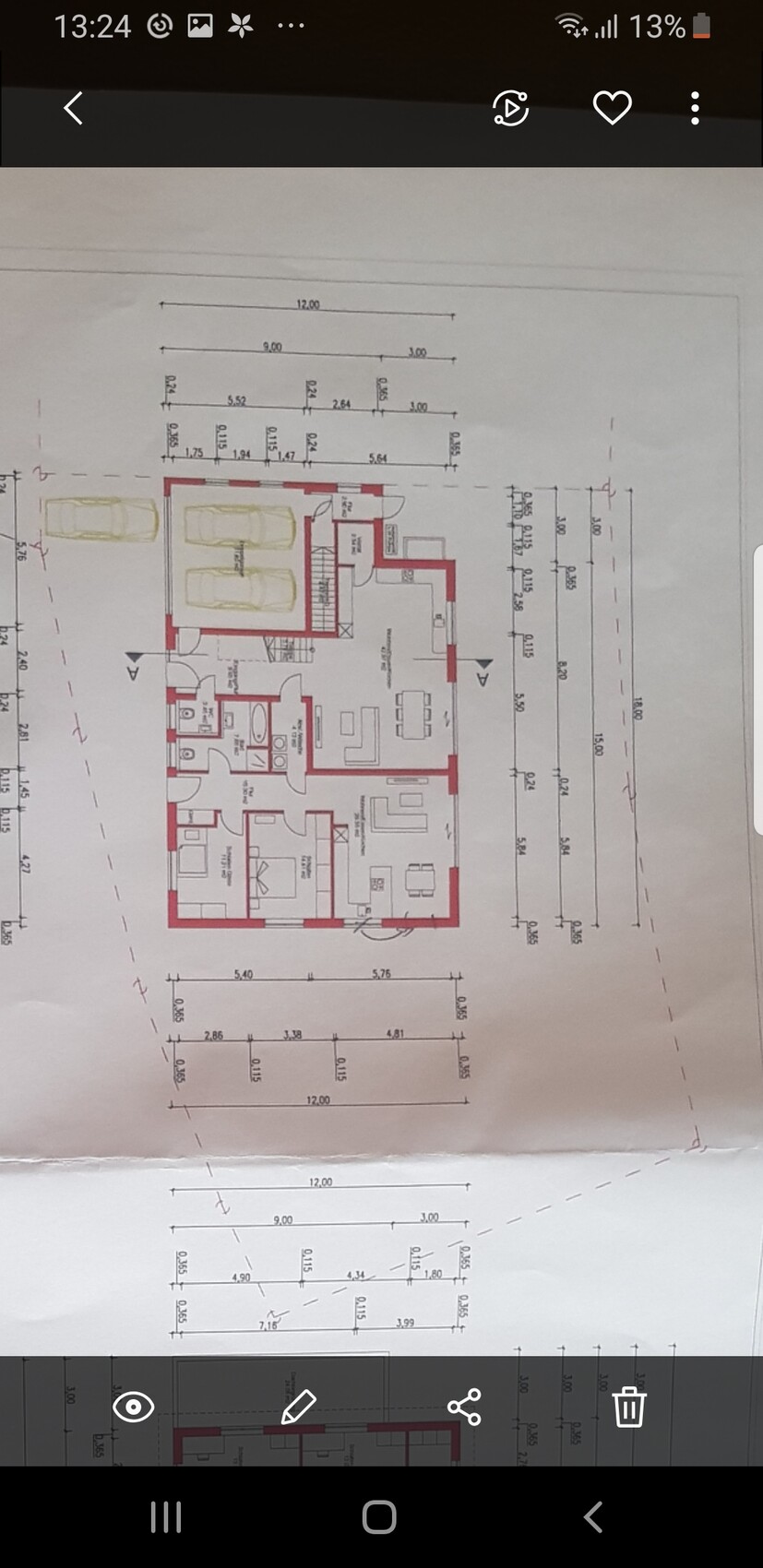 Grundriss eines Einfamilienhauses mit Garage, Wohn- und Essbereich, Küche, Schlafzimmern und Bad.
