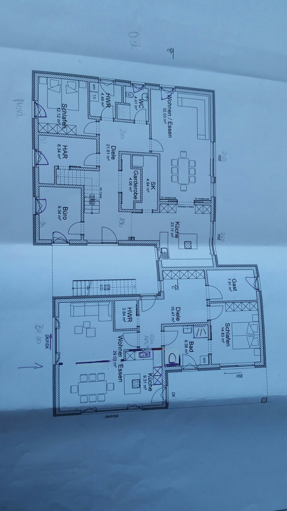 Detaillierter Hausgrundriss mit Küche, Wohnzimmer, Schlafzimmer und Bad