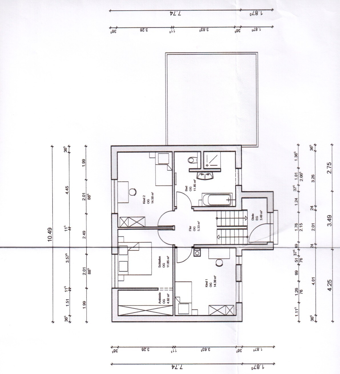 Grundriss eines Hauses mit mehreren Zimmern, Bad, Flur und Treppenaufgang.