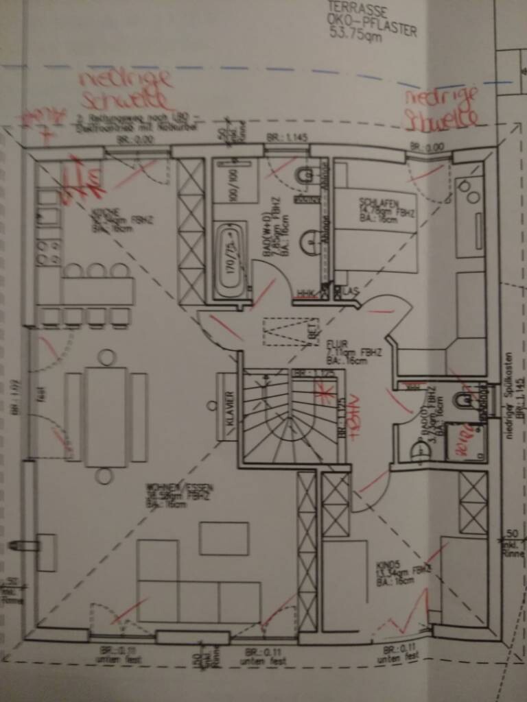 Grundriss eines Hauses: offener Wohn-/Essbereich, Küche, Bad, Schlafzimmer und Treppe.