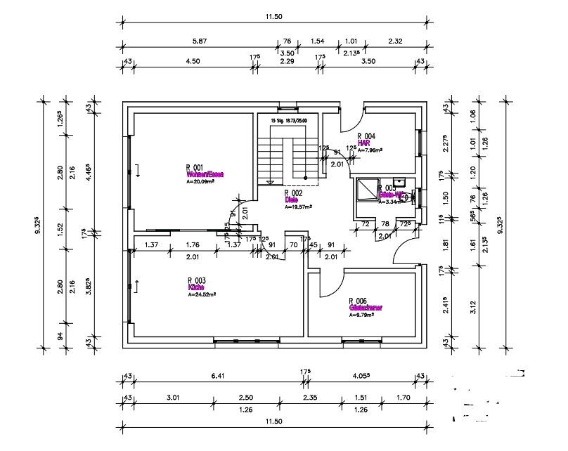 Grundriss eines Hauses mit mehreren Zimmern, Türen, Treppe und Maßen.