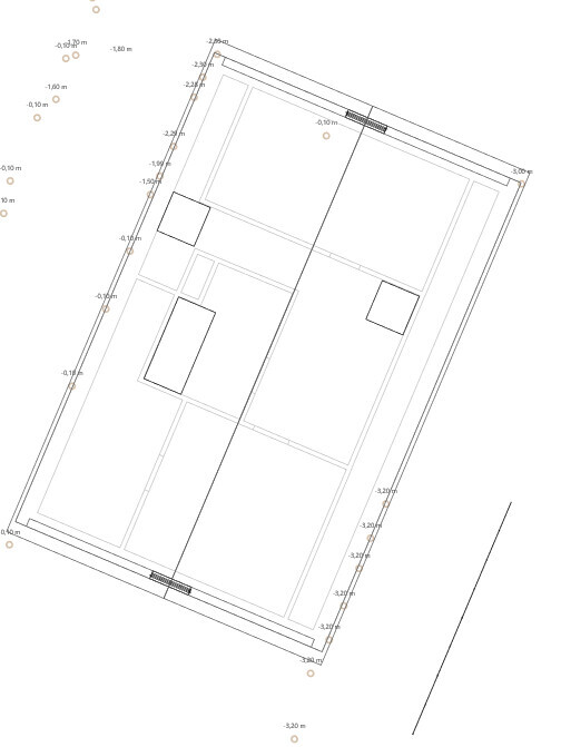Grundriss eines Gebäudes mit Außenwand, Innenwänden, Türen und zwei inneren Rechtecken.