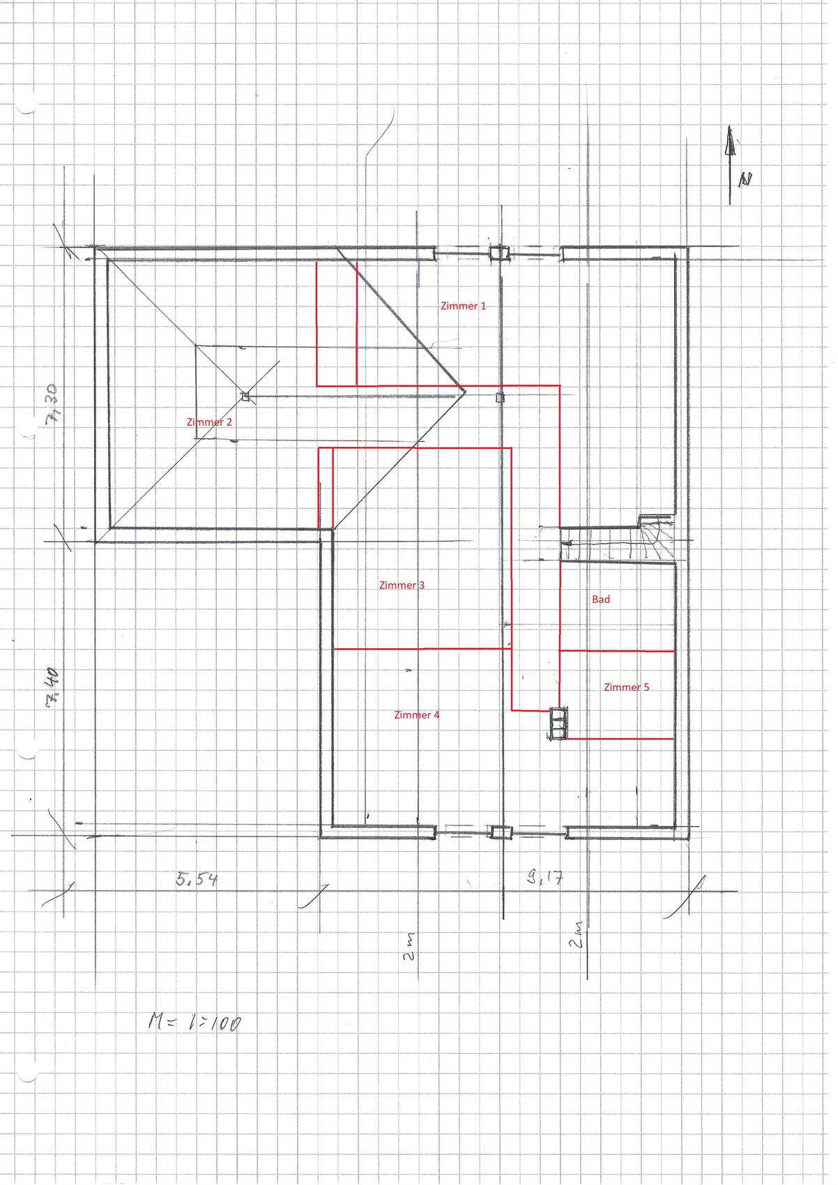 Grundriss eines Hauses mit Zimmern 1-5 und Bad; rote Linien markieren Versorgungswege.