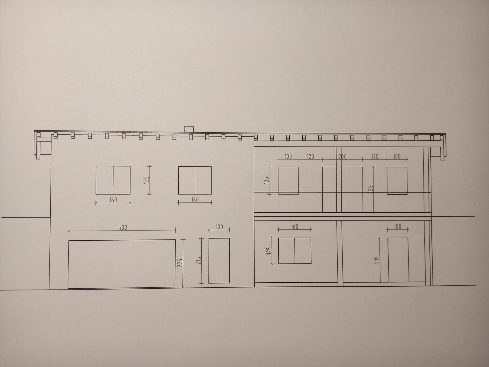 Architektonischer Grundriss eines Hauses mit Maßangaben und Zimmerverteilung