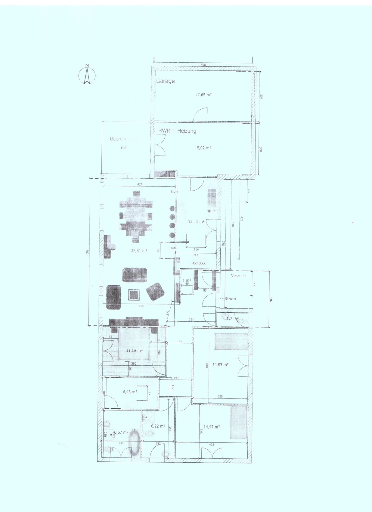 2D-Hausgrundriss mit mehreren Zimmern, Türen und Maßen, Architekturlayout