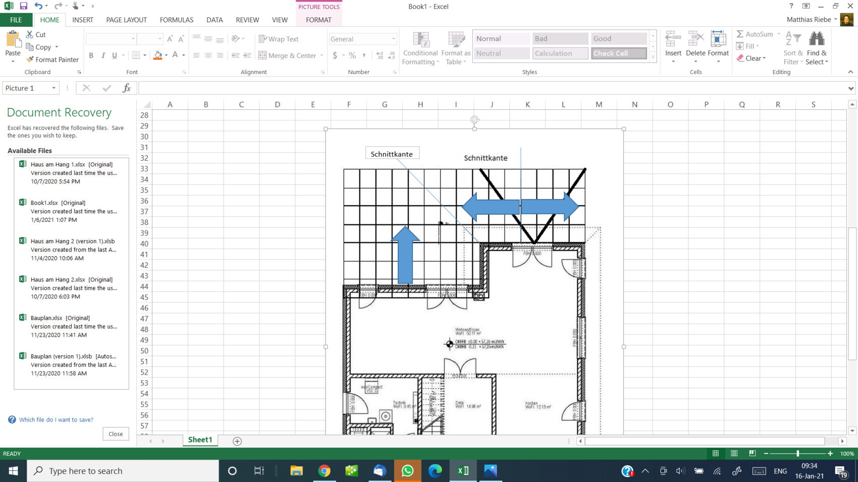 Excel-Screenshot mit Grundrissplan: schwarze Wände, Türen; blaue Pfeile zeigen Schnitte.