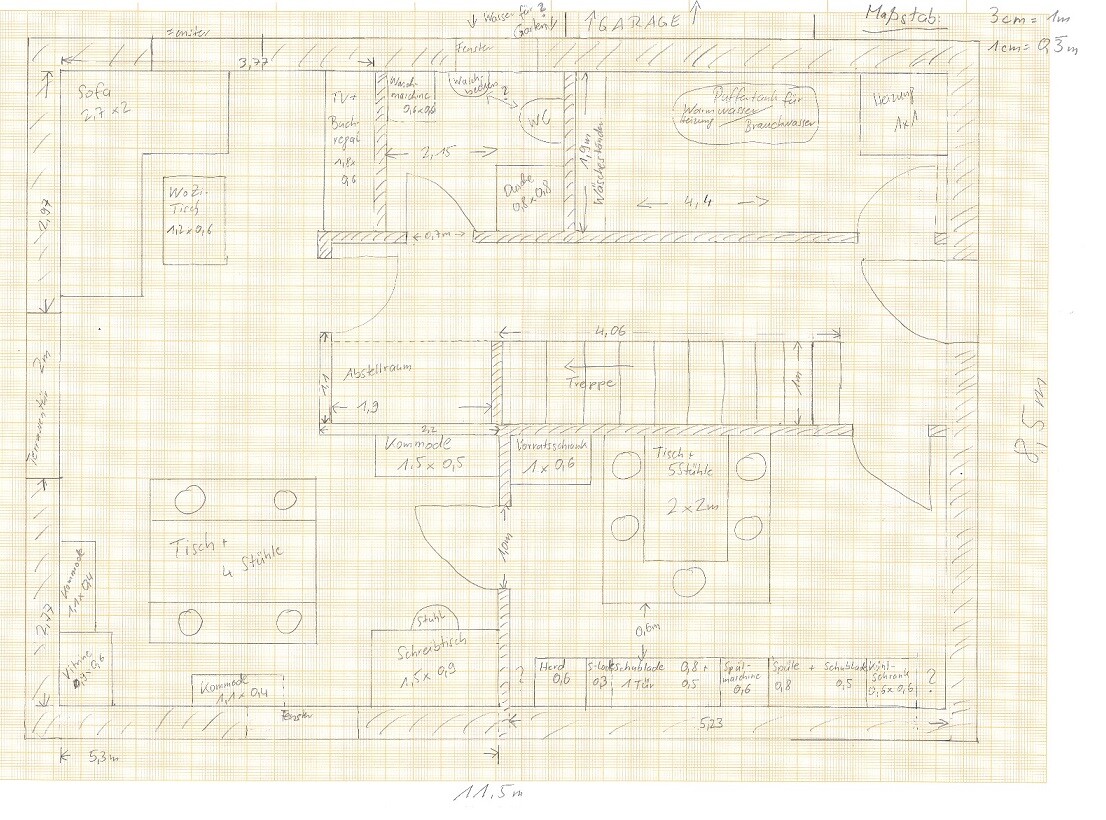 Handgezeichneter Grundriss mit Möbeln (Esstisch, Stühle, Sofa), Türen und Maßen.