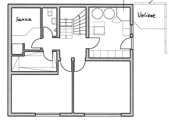 Grundriss: linke Sauna, zentrales Treppenhaus, rechts Wohnzimmer; oberer rechter Voliere.