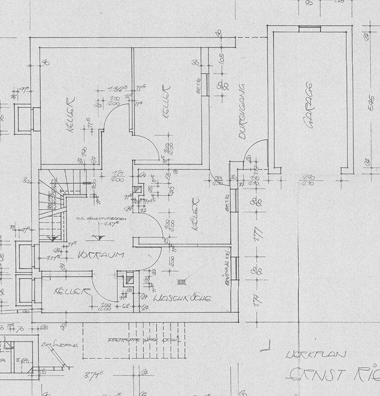 Architektonischer Grundrissplan eines Hauses mit Kellern, Fluren und Zimmern