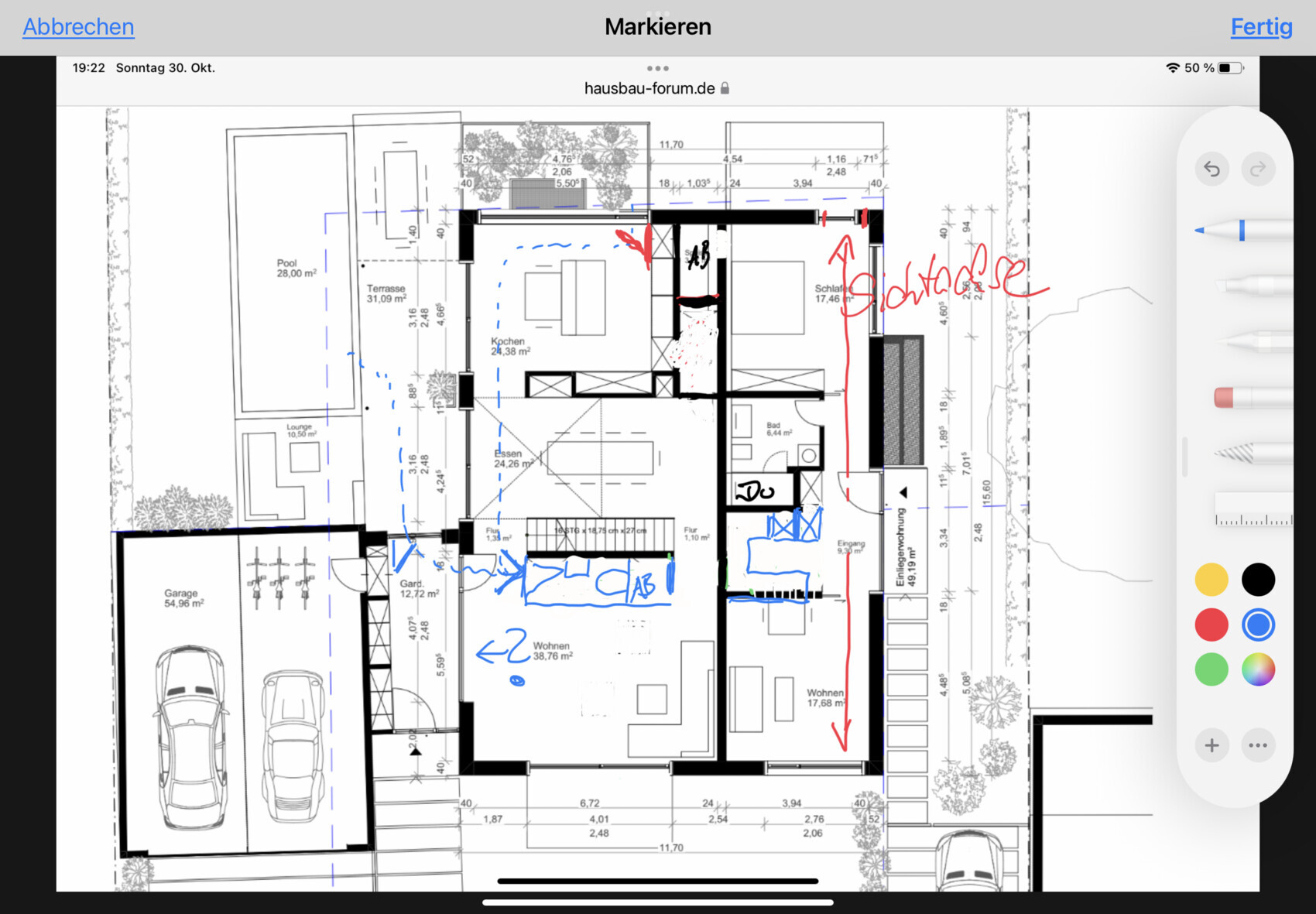Grundriss eines Hauses mit Zimmern, Möbeln, Außenbereich, Pool und Maßen