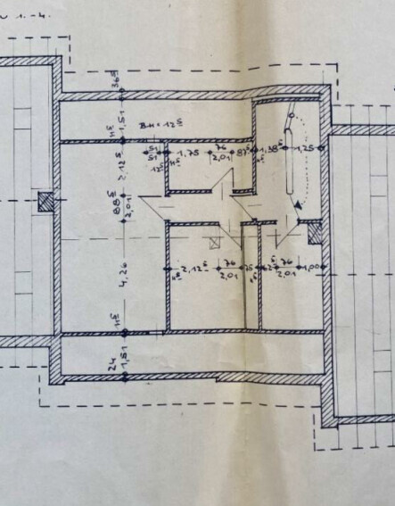 Grundriss eines Gebäudes mit Innenwänden, Türen und Maßangaben.