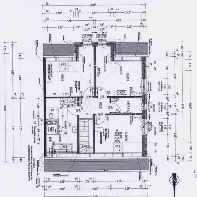 Grundriss eines Wohnhauses mit Treppen, Zimmern, Türen und Maßen; Wände und Fenster erkennbar.