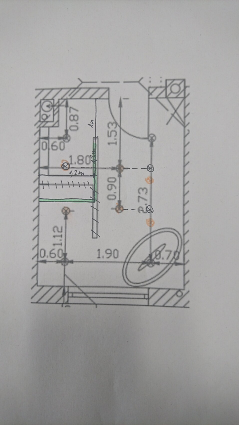 Grundriss eines Innenraums mit Tür, Badezimmerausstattung und Maßlinien.
