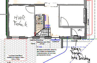 Grundrissplan eines Hauses mit Treppen, Türen und Beschriftungen, annotiert.