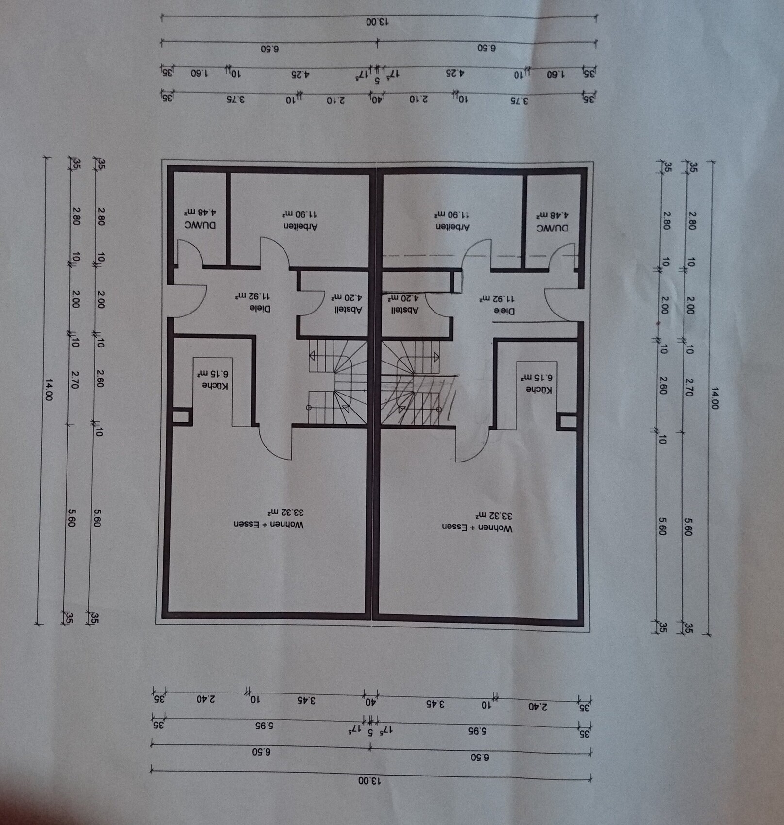 Zweifamilienhaus Grundrissplan mit Treppenhaus, Zimmern, Küche und Wohnbereich