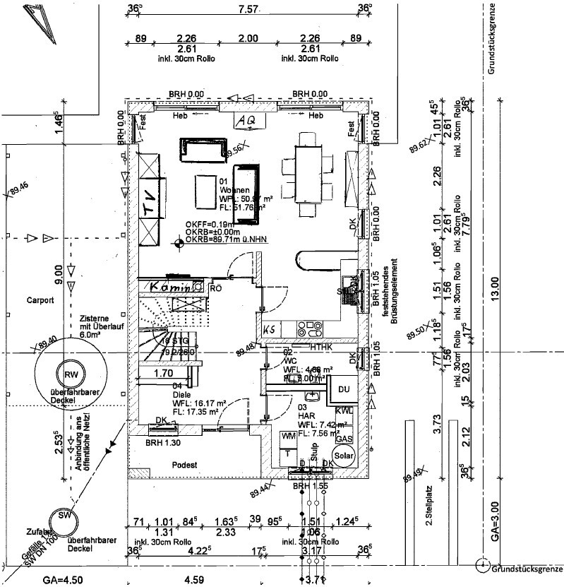 Grundriss eines Hauses mit Küche, Essbereich, Wohnzimmer, Kamin, WC, Bad, Treppe und Carport.