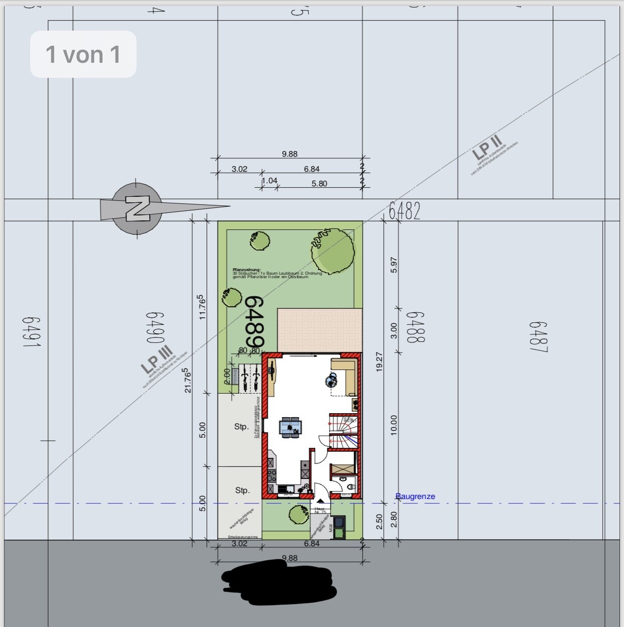Lageplan eines Hauses: roter Grundriss, Gartenbereich, Maßlinien und Nordpfeil.