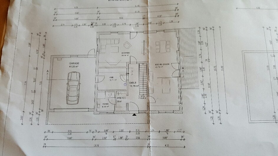 2D-Grundriss eines Hauses mit Garage, Wohnen und Küche