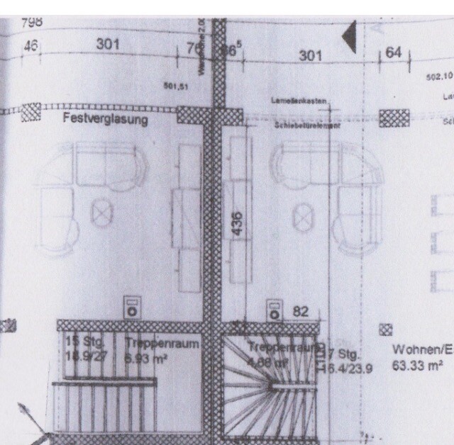 Zweidimensionaler Grundrissplan eines Gebäudes mit Treppen, Wänden, Türen und Maßangaben