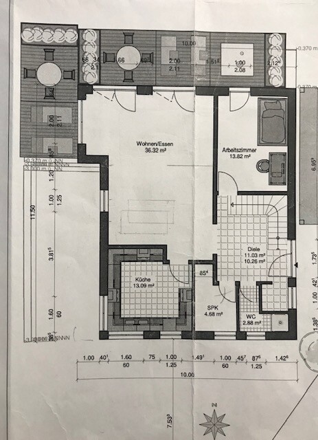 Schwarz-weißer Grundriss einer Wohnung mit Wohnzimmer, Küche, Diele, Arbeitszimmer, WC.