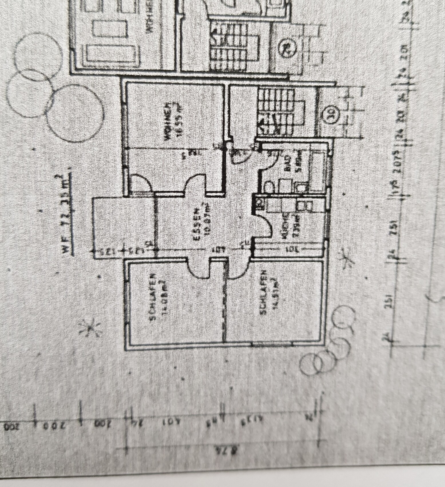 Grundriss eines Hauses: Räume, Flur, Treppenhaus und Außenbereich.