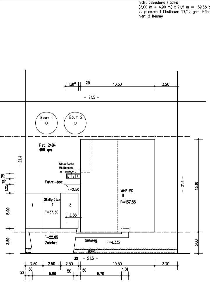 Grundrissplan eines Gebäudes mit Abmessungen, Stellplätzen und Baumstandorten