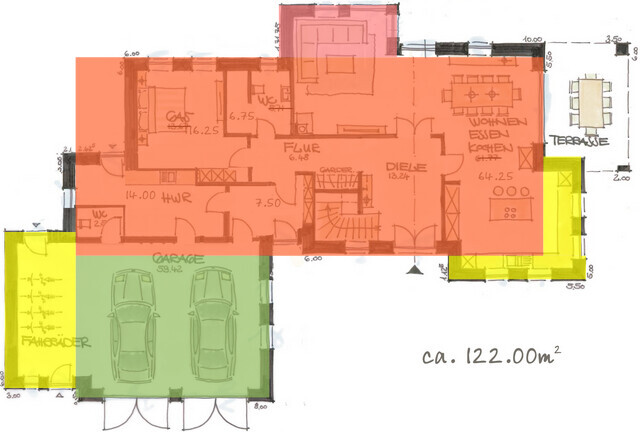 Grundriss eines Hauses mit farblich markierten Bereichen: Garage grün, Wohnbereich orange.