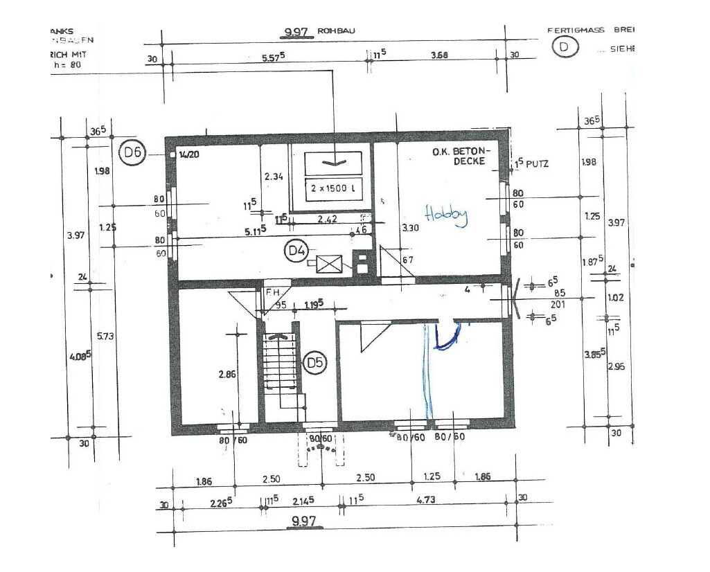 Grundriss eines Bauplans mit Zimmern D4, D5, D6, Hobbyraum, Treppe, Wänden und Maßen.